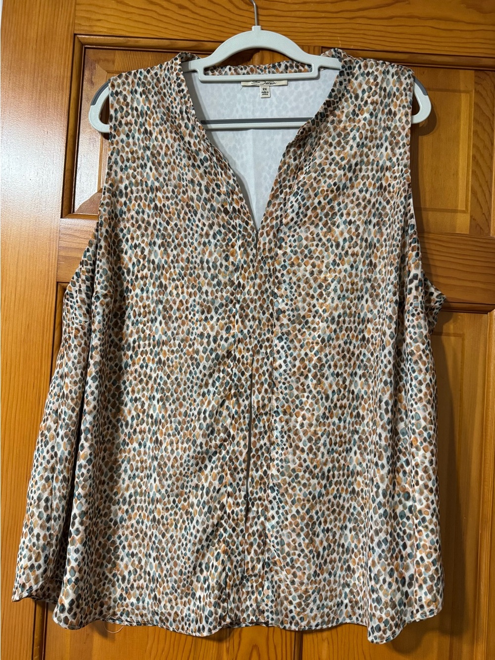 Sleeveless V-Neck Blouse in Brown Multi-Spot